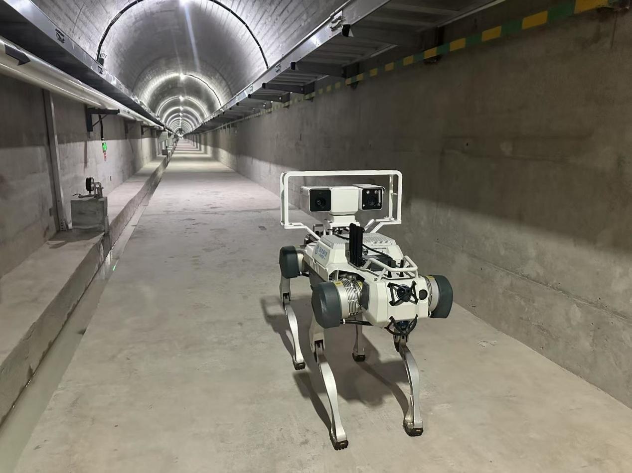 機(jī)器人正在對大壩廊道進(jìn)行巡檢，重點(diǎn)監(jiān)測裂縫，滲水點(diǎn)，積水等。水利部供圖