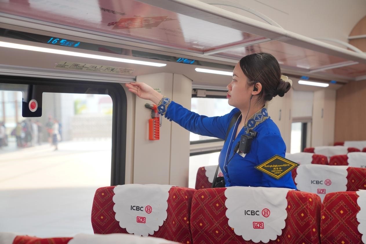 中老鐵路瀾滄號動車組列車長小麗正在進行車廂檢查。老中鐵路有限公司供圖