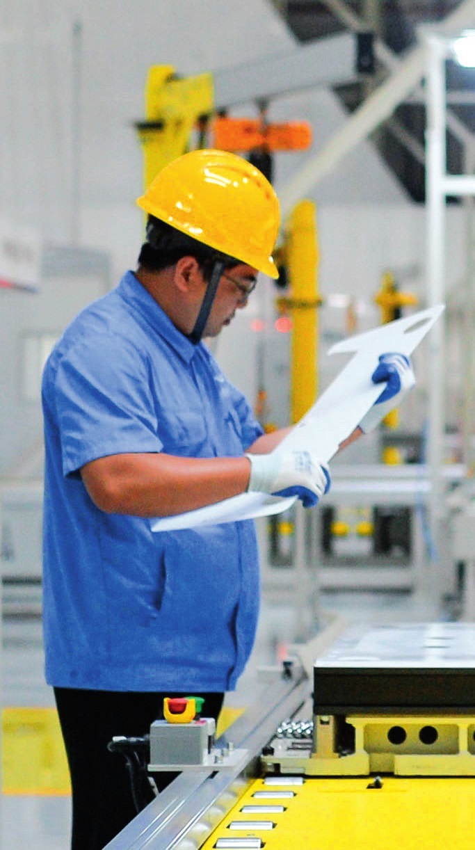 工人在位于廣東珠海的緯景儲能珠?！俺珿工廠”工作（2024年5月19日攝）。李任滋攝/本刊