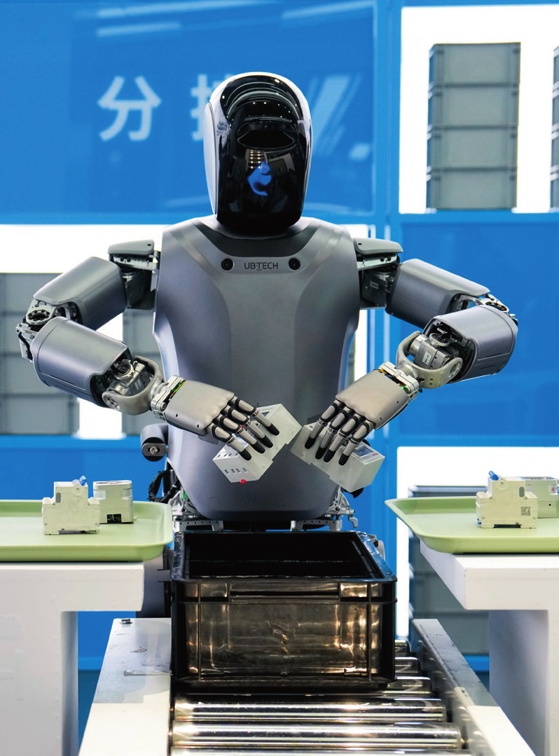 北京“機(jī)器人大世界”展示的優(yōu)必選人形機(jī)器人（2025年2月24日攝）。鞠煥宗攝/本刊