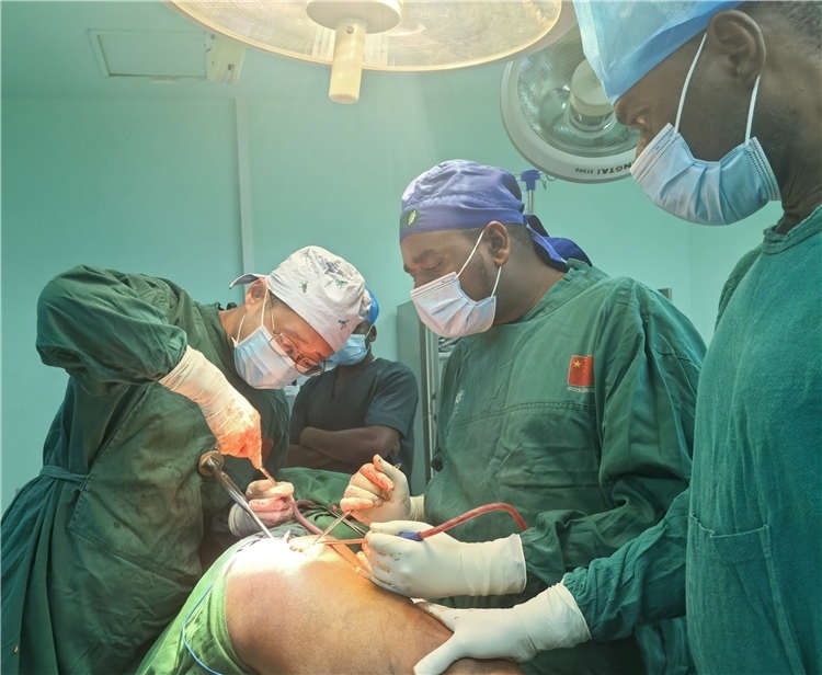 王磊醫(yī)師手術(shù)中。中國援桑醫(yī)療隊(duì)供圖