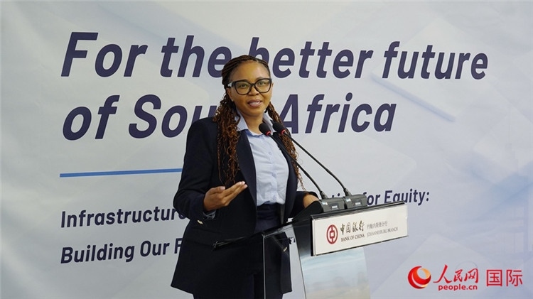 馬塞莫拉女士詳細(xì)介紹了南非政府在基礎(chǔ)設(shè)施建設(shè)方面的最新規(guī)劃和社會(huì)公益項(xiàng)目。人民網(wǎng) 劉暢攝