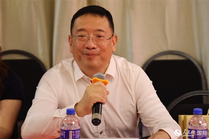 巴西文協(xié)主席上官建峰在座談會(huì)上致辭。人民網(wǎng)記者 陳海琪攝