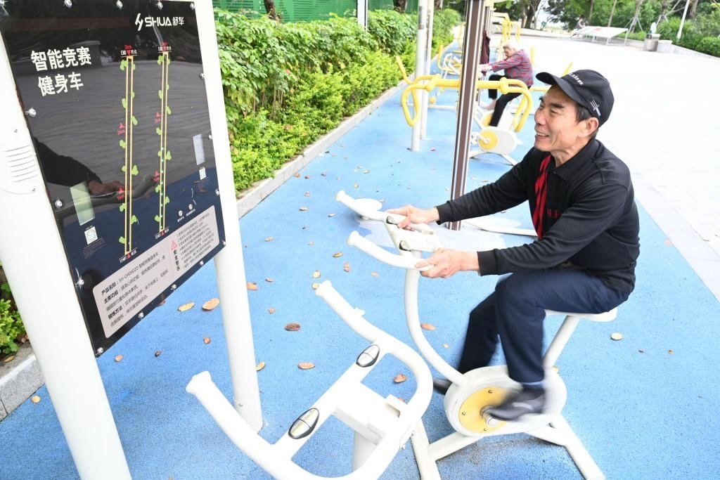 2023年4月24日，市民在福州市鼓樓區(qū)西河智慧體育公園使用智能競賽健身車。新華社記者 林善傳 攝