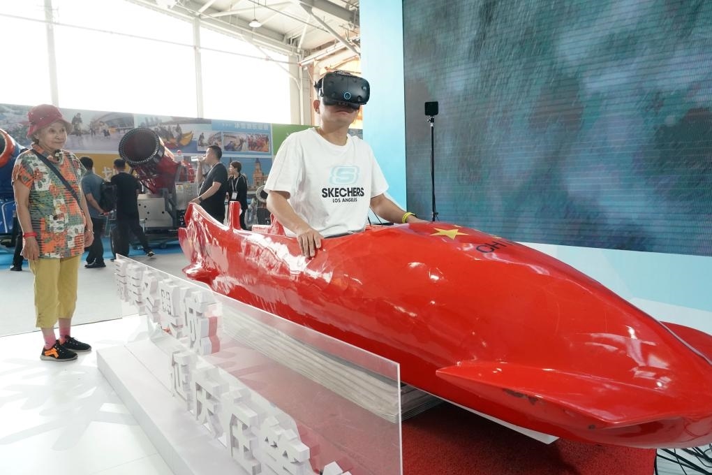 2023年9月15日，觀眾在2023國際冬季運(yùn)動(dòng)（北京）博覽會(huì)現(xiàn)場通過VR設(shè)備體驗(yàn)雪車。新華社記者 任超 攝