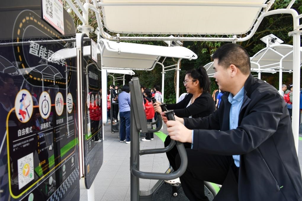 2024年1月20日，市民在蓮花山公園西區(qū)室外智能健身房參加競賽活動(dòng)。當(dāng)日，深圳市室外智能健身競賽活動(dòng)舉行。新華社記者 梁旭 攝