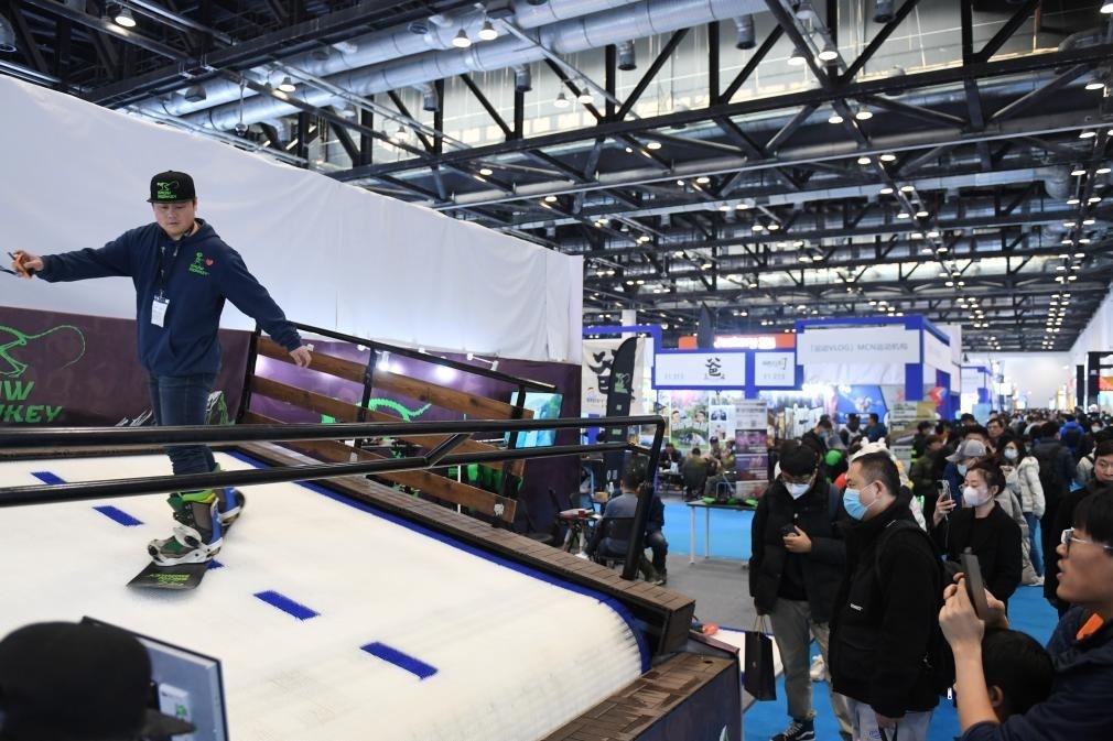 2023年2月11日，參觀者在展會(huì)上了解一款模擬滑雪設(shè)備。當(dāng)日，2023亞洲運(yùn)動(dòng)用品與時(shí)尚展在國家會(huì)議中心拉開帷幕。新華社記者 張晨霖 攝