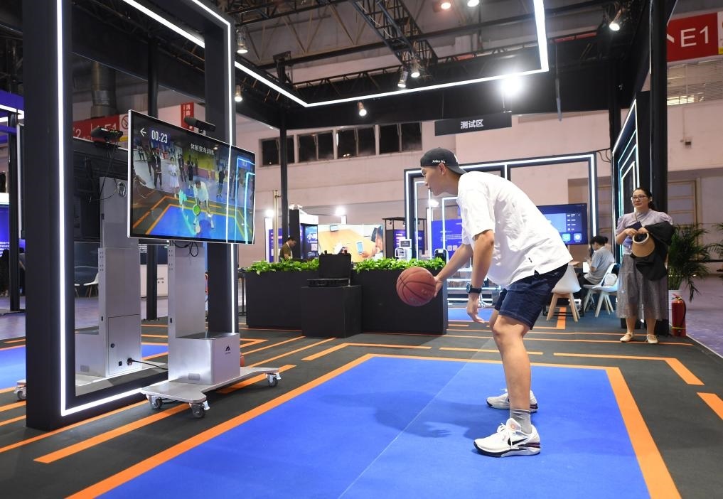 2023年8月25日，在HICOOL2023全球創(chuàng)業(yè)者峰會(huì)展覽展示區(qū)，觀眾體驗(yàn)AI智慧體育運(yùn)動(dòng)系統(tǒng)。當(dāng)日，HICOOL2023全球創(chuàng)業(yè)者峰會(huì)在位于北京市順義區(qū)的中國國際展覽中心（新館）開幕。新華社記者 任超 攝