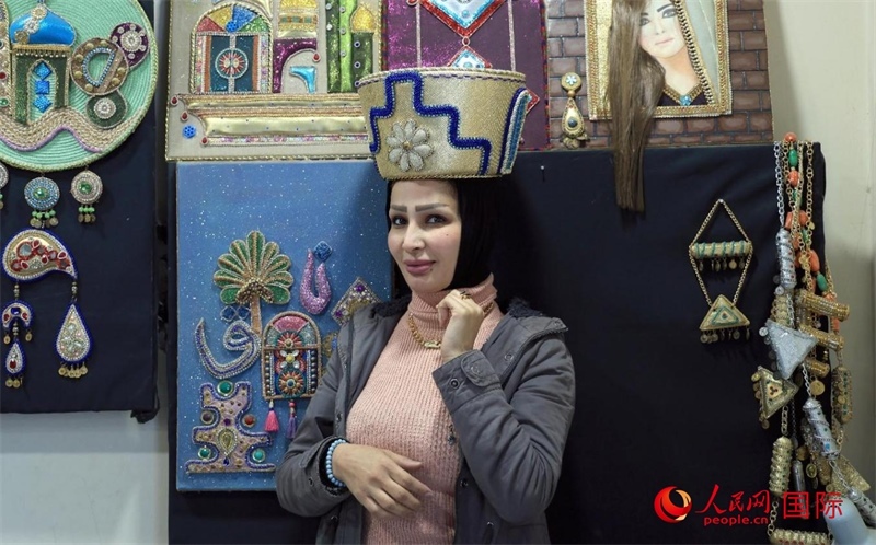 設計師展示亞述國王同款王冠。人民網(wǎng)伊納斯·易卜拉欣攝