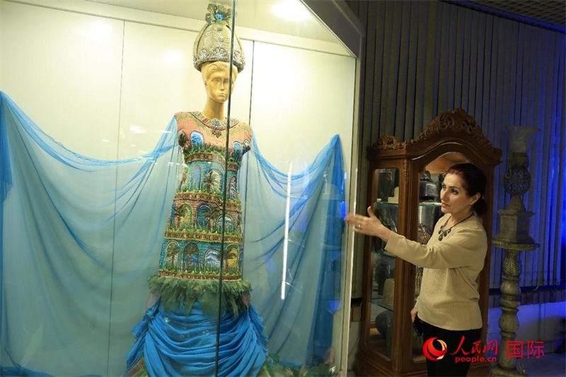 設計師展示服飾。人民網(wǎng)伊納斯·易卜拉欣攝