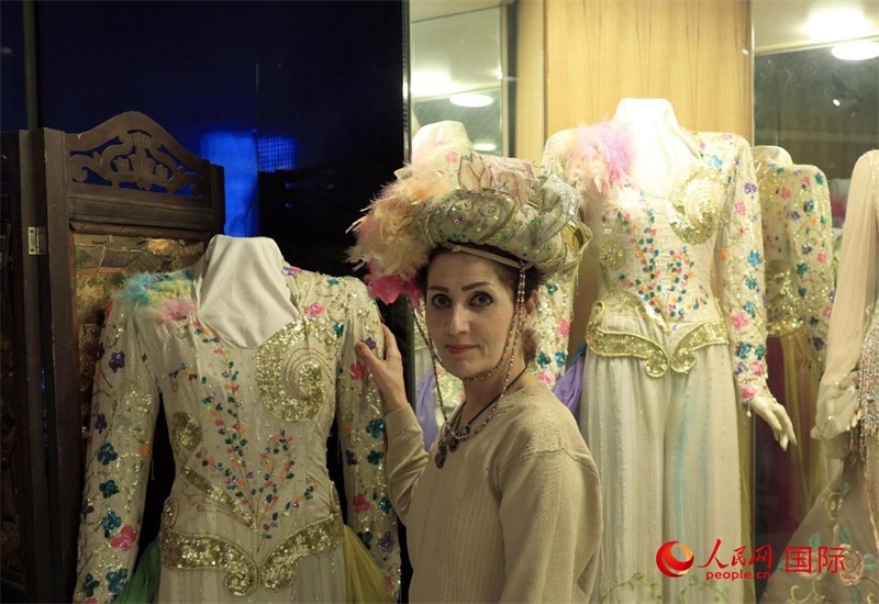 設計師展示阿拉伯阿巴斯王朝時期王冠。人民網(wǎng)伊納斯·易卜拉欣攝