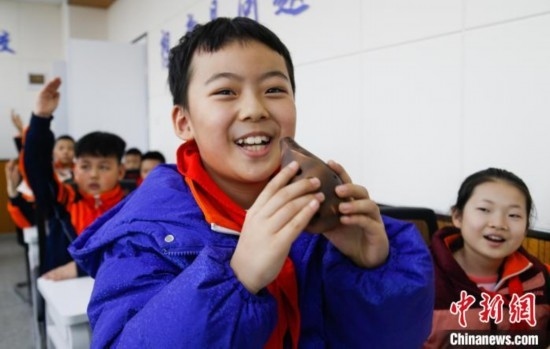 圖為學(xué)生在“國寶音樂會(huì)”社教課中體驗(yàn)吹陶塤。中新社記者 馬銘言 攝