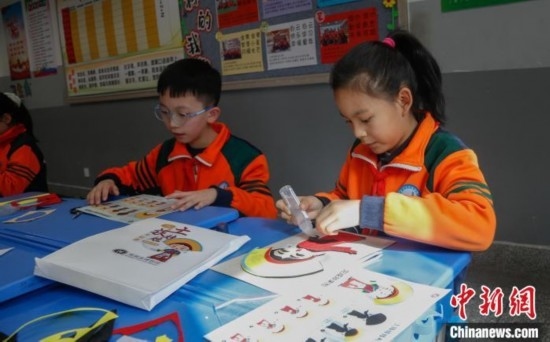 圖為學(xué)生參與“土族娃娃布貼畫”社教課。中新社記者 馬銘言 攝
