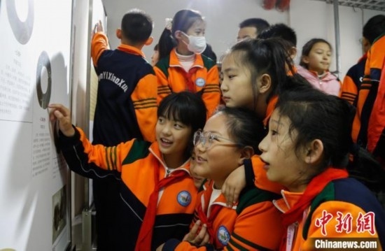 圖為學(xué)生參觀青海省博物館“1+3”主題流動(dòng)展覽，了解在青海喇家遺址出土的齊家文化 · 玉三璜聯(lián)璧。中新社記者 馬銘言 攝