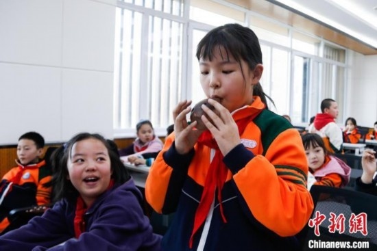 圖為學(xué)生在“國寶音樂會(huì)”社教課中體驗(yàn)吹陶塤。中新社記者 馬銘言 攝