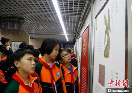 圖為學(xué)生參觀青海省博物館“1+3”主題流動(dòng)展覽，了解木舞俑。中新社記者 馬銘言 攝