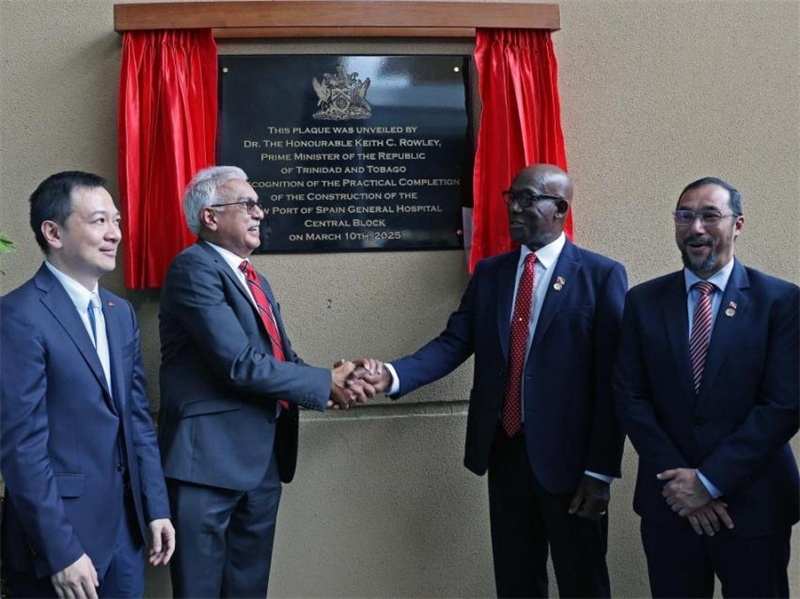 特多總理基思·羅利（右二）等特方政要、中國駐特多使館臨時代辦楊晗（左一）等出席西班牙港總醫(yī)院項目揭幕儀式。中國鐵建（加勒比）有限公司供圖