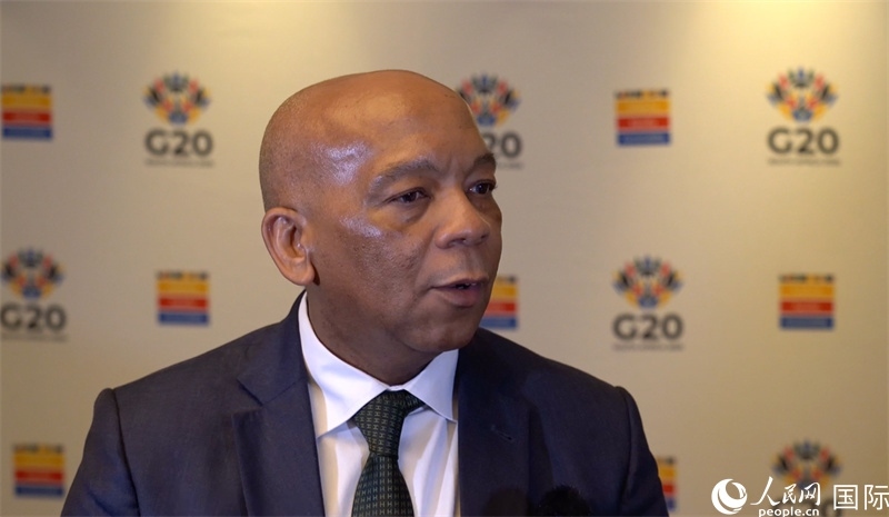 南非電力與能源部長(zhǎng)洛西恩佐·拉莫豪帕接受人民網(wǎng)南非公司記者采訪。人民網(wǎng) 劉暢攝