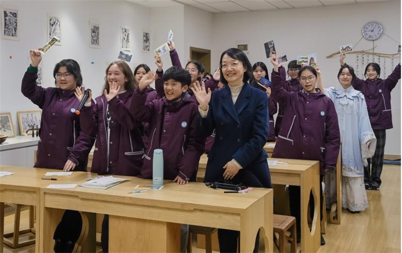 匡園初步部校長鐘演發(fā)言。