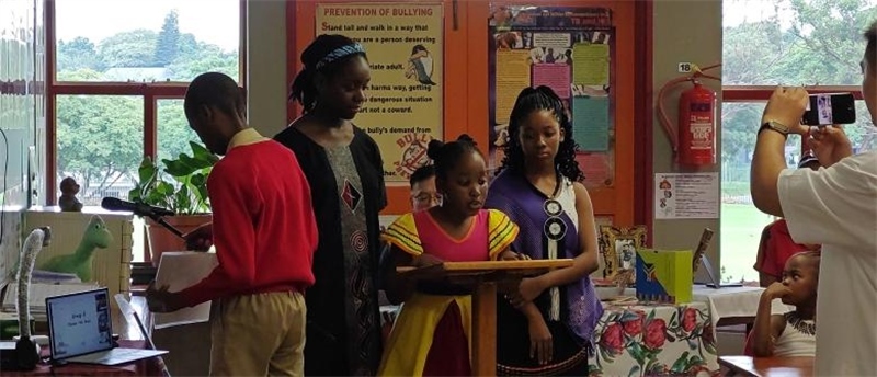 南非學(xué)生介紹南非。