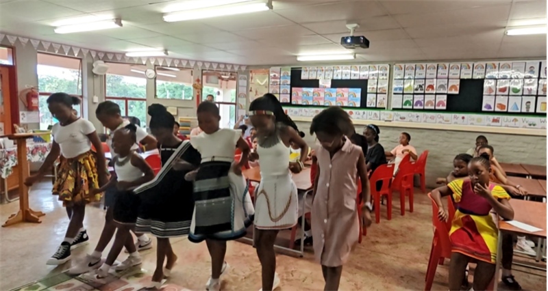 南非學(xué)生表演非洲歌舞，