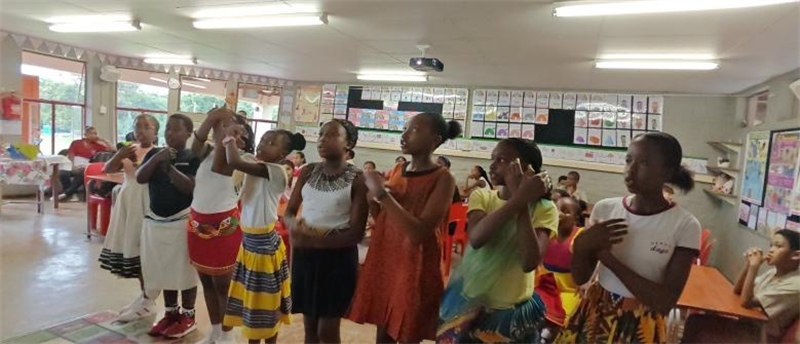 南非學(xué)生展示民族服飾，合唱《聽我說謝謝你》。