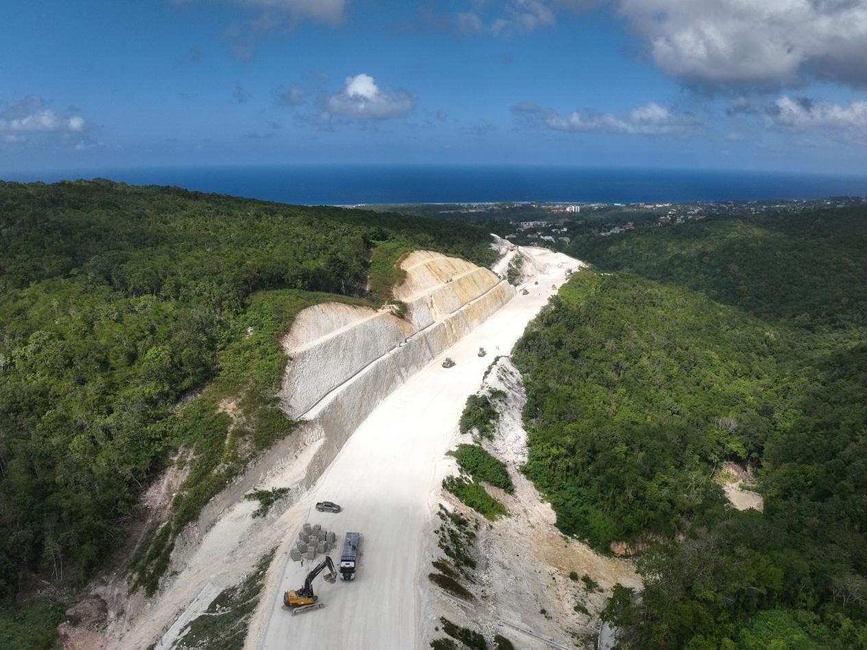 圖為中企承建的牙買加蒙特哥貝繞城路項(xiàng)目基層試驗(yàn)段正在進(jìn)行攤鋪和碾壓施工，相關(guān)施工工作已于近日順利完成。中國港灣美洲區(qū)域公司供圖