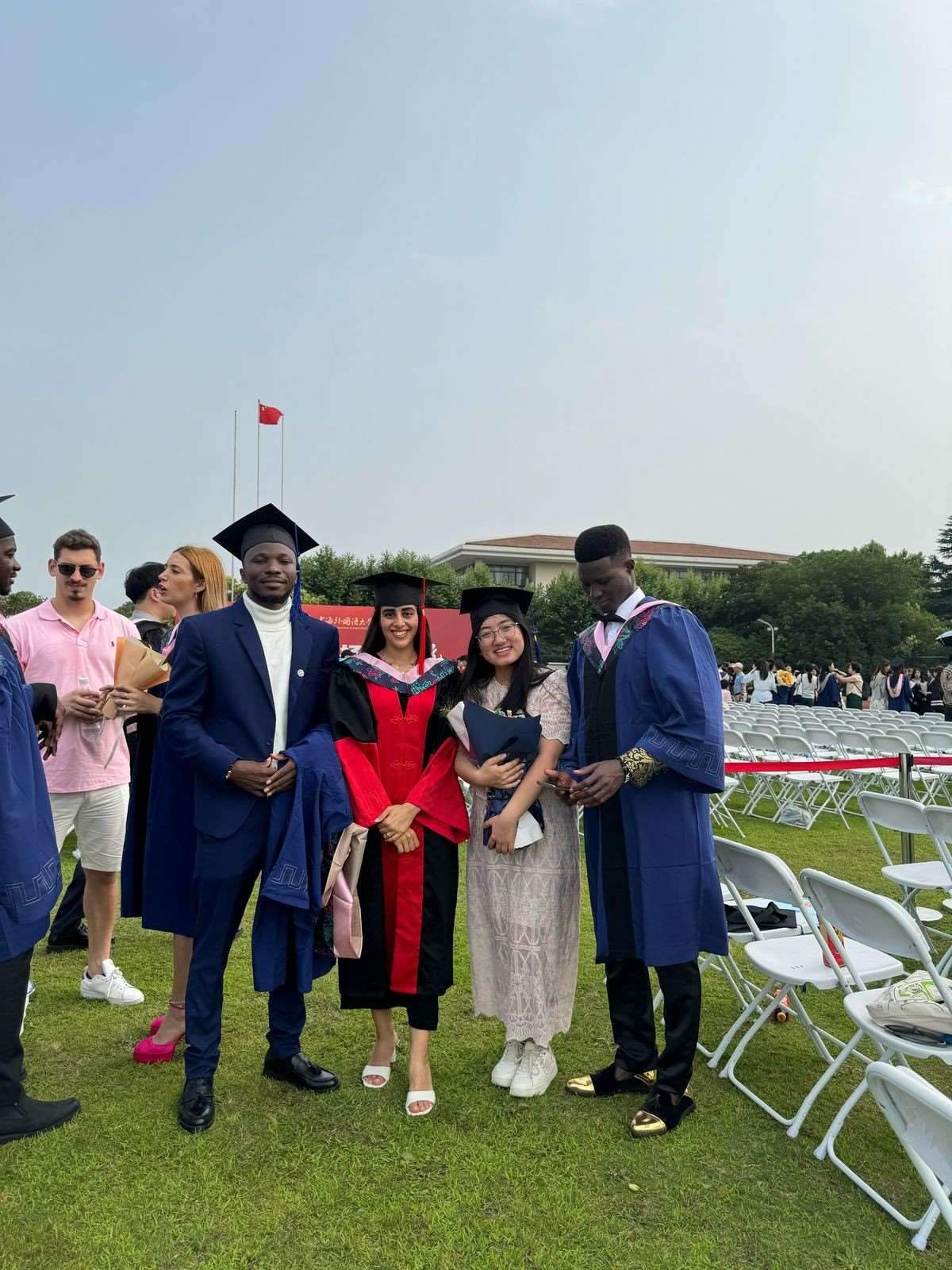 卡友琪（右三）在中國(guó)獲得學(xué)位后與同學(xué)合影。受訪者供圖