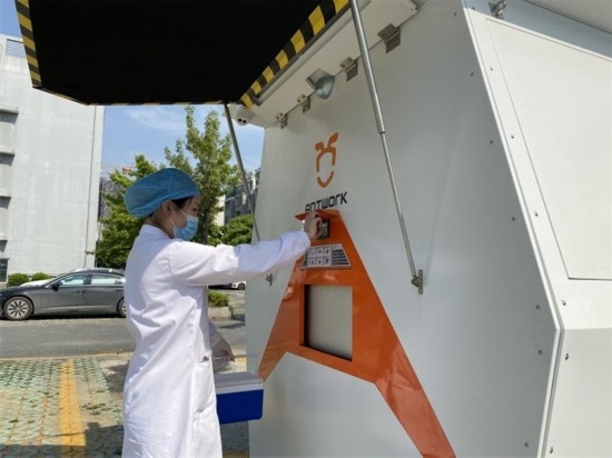 醫(yī)院接收無人機(jī)送來的醫(yī)療樣本。受訪者供圖