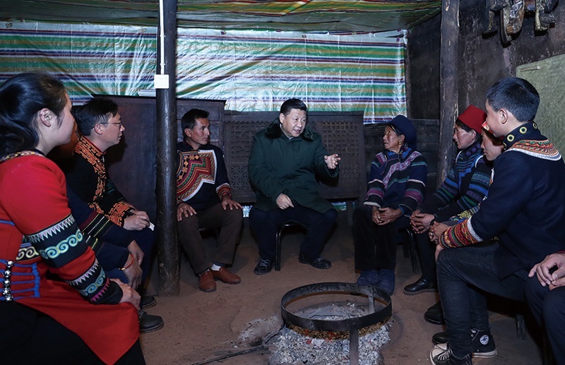 △2018年2月11日，四川涼山彝族自治州昭覺(jué)縣三岔河鄉(xiāng)三河村，習(xí)近平總書(shū)記來(lái)到村民節(jié)列俄阿木家中看望。