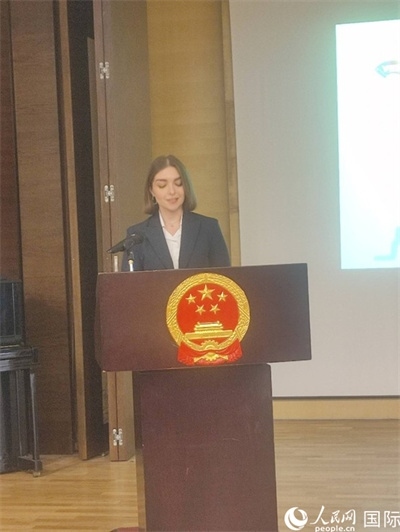 意方學(xué)生代表白綺花發(fā)言。人民網(wǎng)記者 鄭彬攝