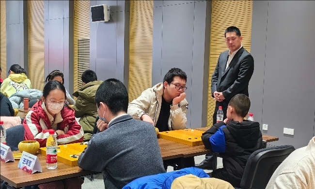 常昊觀戰(zhàn)年輕棋手們比賽。人民網(wǎng)記者 李乃妍攝