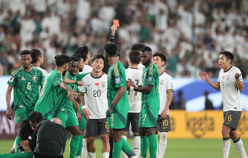 3月20日，主裁判向中國隊球員林良銘出示紅牌。新華社記者 王東震 攝