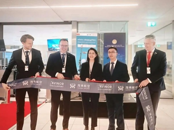 中國(guó)駐挪威大使侯悅（中）出席海航奧斯陸—北京直航開航儀式。中國(guó)駐挪威大使館供圖