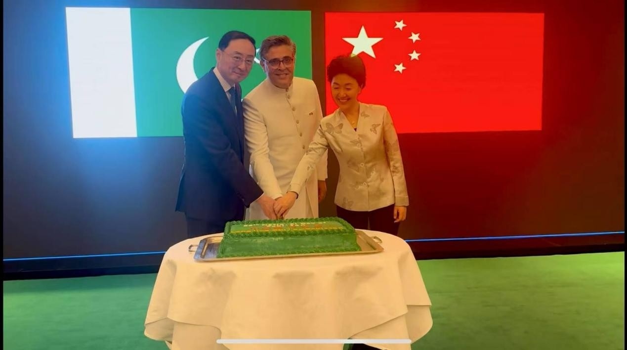 外交部副部長孫衛(wèi)東（左）、巴基斯坦駐華大使卡里爾·哈什米（中）、中聯(lián)部副部長孫海燕（右）共切蛋糕。巴基斯坦駐華大使館供圖
