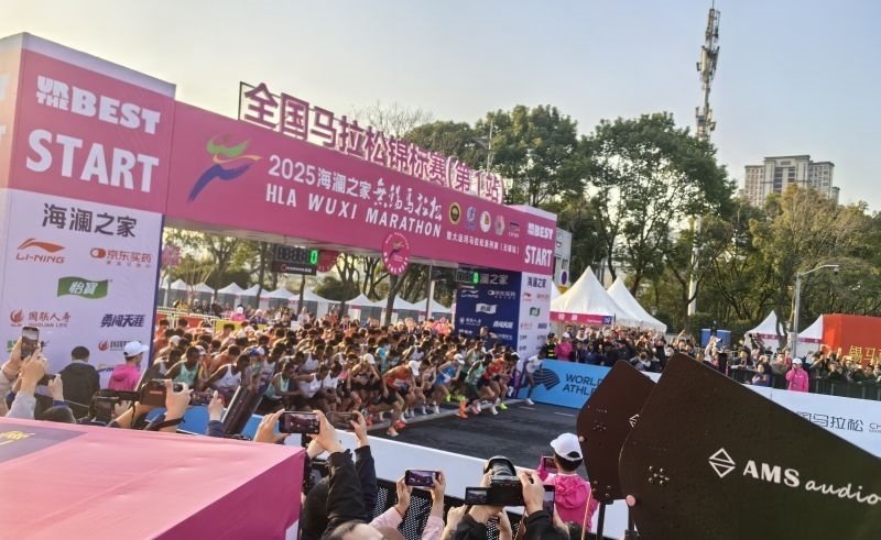 參賽選手沖出起跑線。 人民網(wǎng)記者 楊磊攝