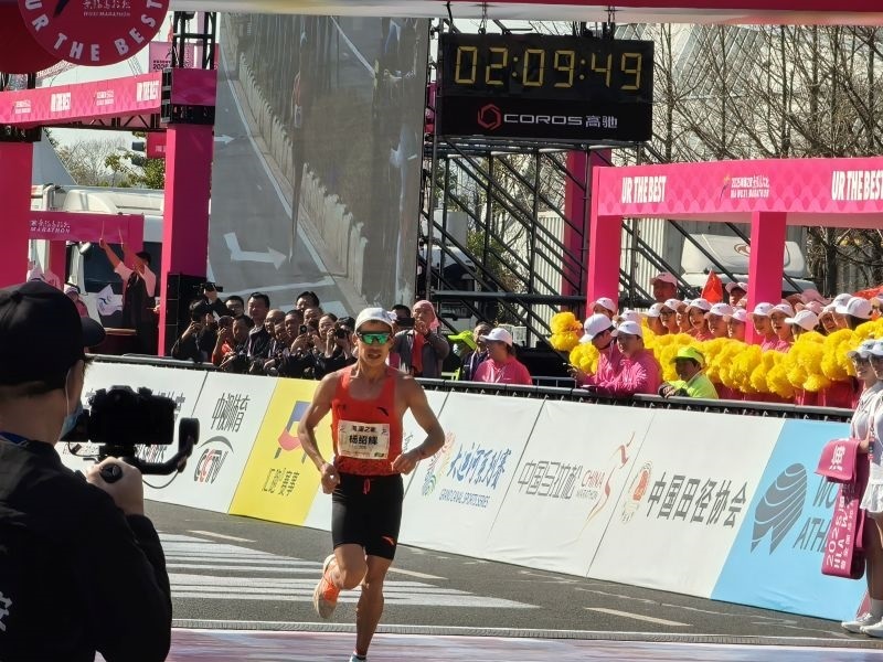 楊紹輝通過比賽終點。 人民網(wǎng)記者 楊磊攝