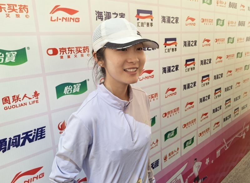 徐冰潔賽后接受采訪。 人民網(wǎng)記者 楊磊攝