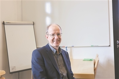 德國(guó)物理學(xué)會(huì)主席、雷根斯堡大學(xué)凝聚態(tài)物理學(xué)家克勞斯·里希特教授。駐德國(guó)記者 李山攝