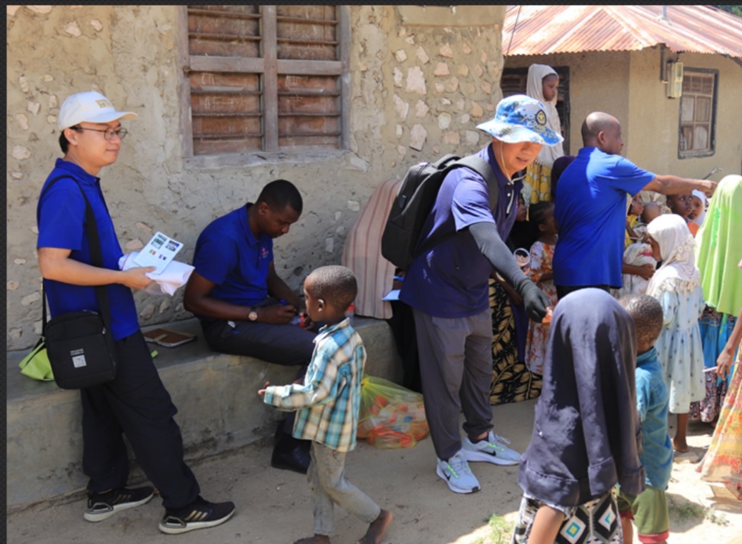 專家組向村民發(fā)放健康教育手冊和健康教育用品。專家組供圖