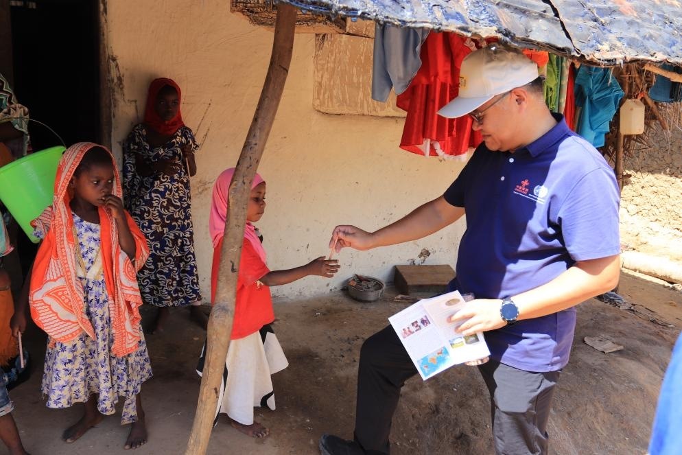 專家組向村民發(fā)放健康教育手冊和健康教育用品。專家組供圖