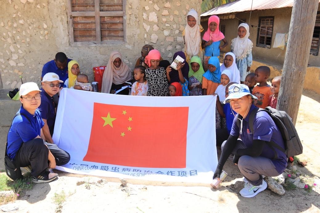 專家組與當(dāng)?shù)卮迕窈嫌?。專家組供圖