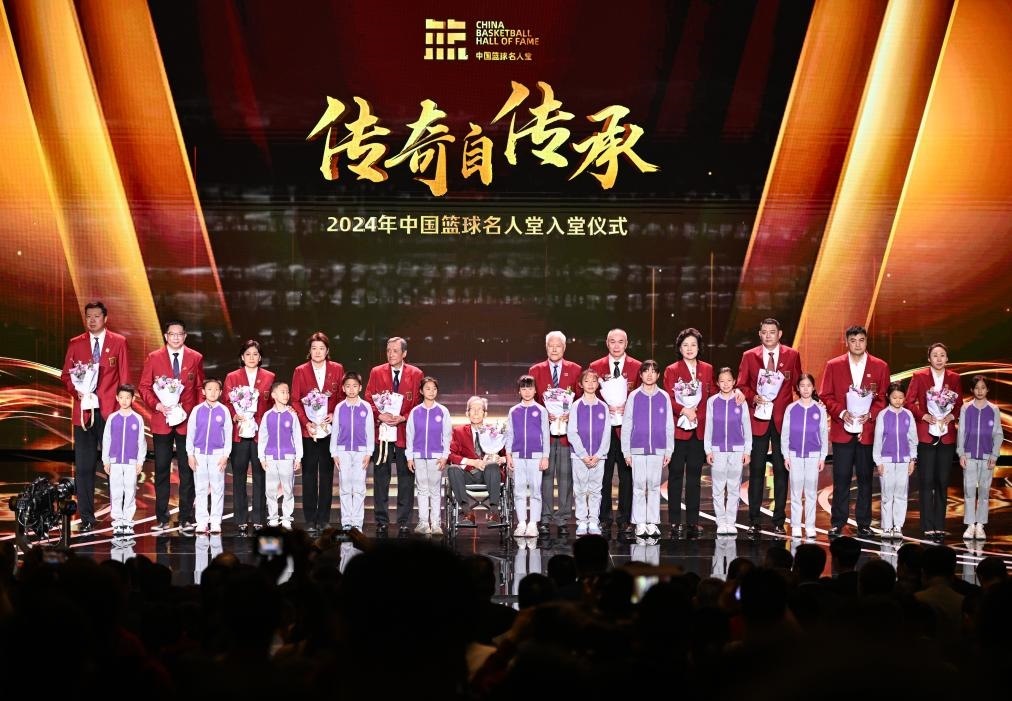 3月23日，在場的各屆中國籃球名人堂入堂人物在入堂儀式上合影留念。新華社記者 陳鐘昊 攝