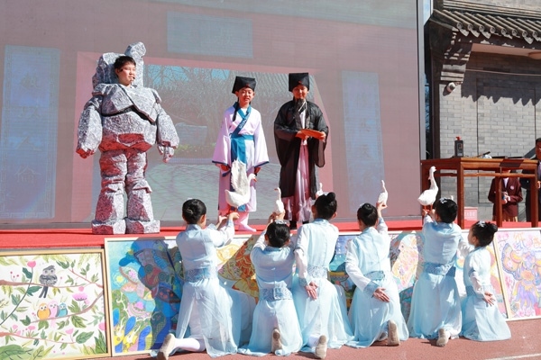 展覽開幕式上，府學(xué)學(xué)子上演情景劇《鵝池》。府學(xué)胡同小學(xué)供圖