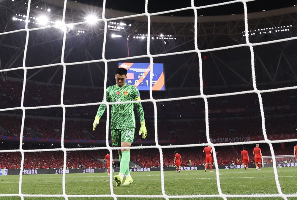 3月25日，中國隊守門員王大雷在球隊丟球后。新華社記者 曹燦 攝