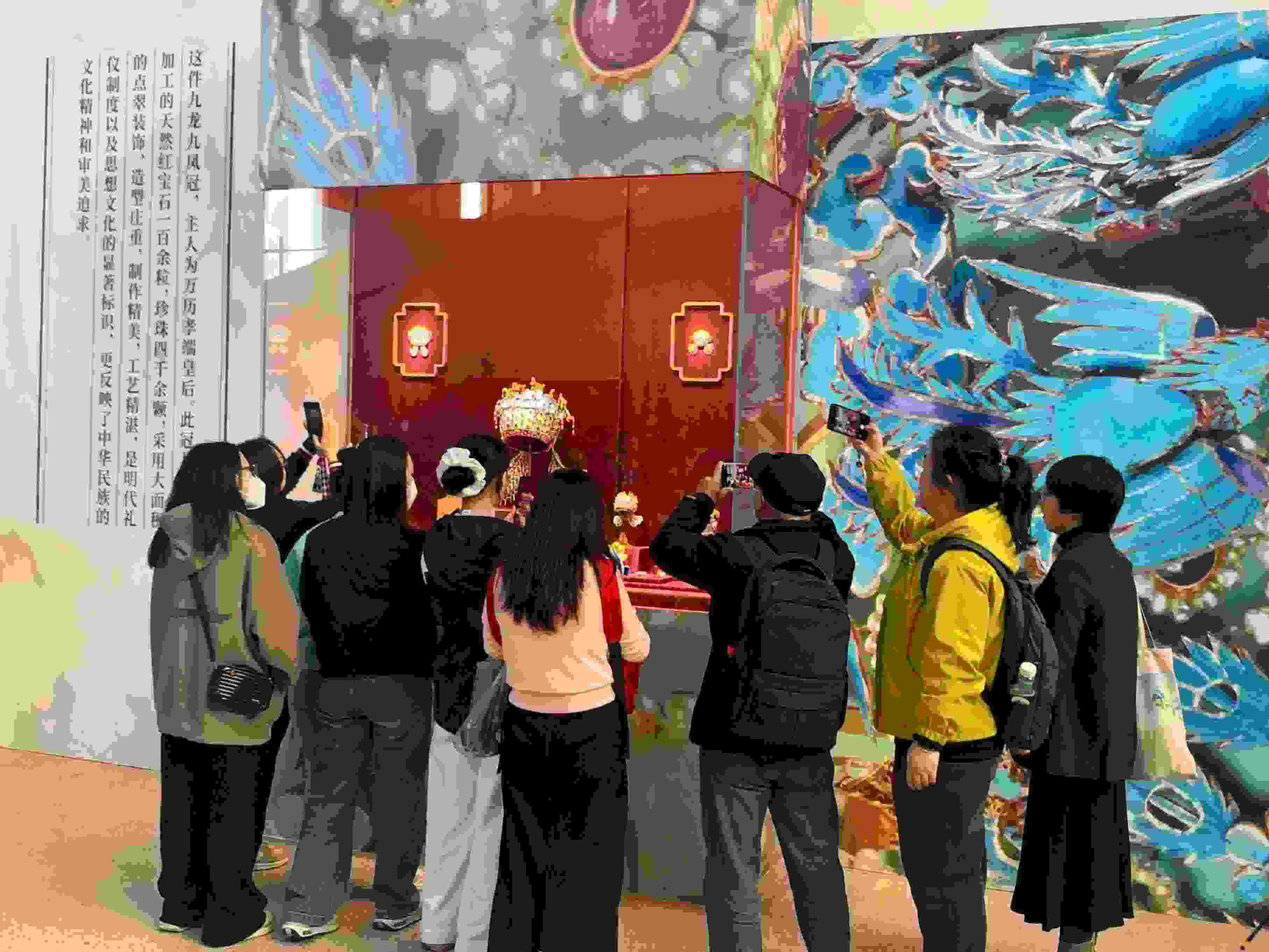 觀眾參觀國(guó)博鳳冠系列文創(chuàng)產(chǎn)品。人民網(wǎng)記者 劉穎穎攝