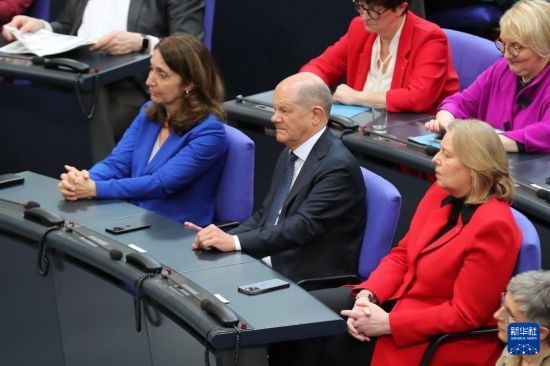 3月25日，在德國(guó)柏林，朔爾茨（中）出席新一屆德國(guó)聯(lián)邦議院首次全體會(huì)議。新華社記者 杜哲宇 攝