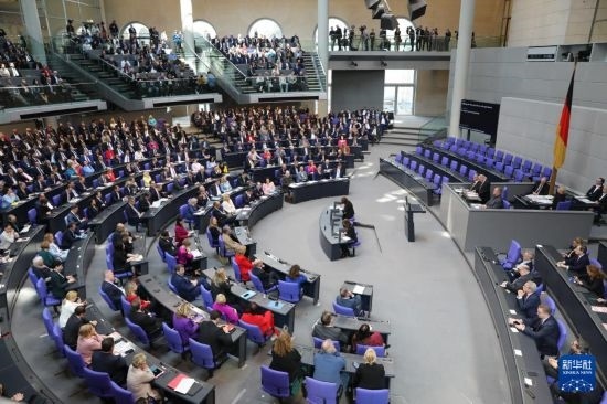 3月25日，在德國(guó)柏林，新一屆德國(guó)聯(lián)邦議院成立并召開首次全體會(huì)議。新華社記者 杜哲宇 攝