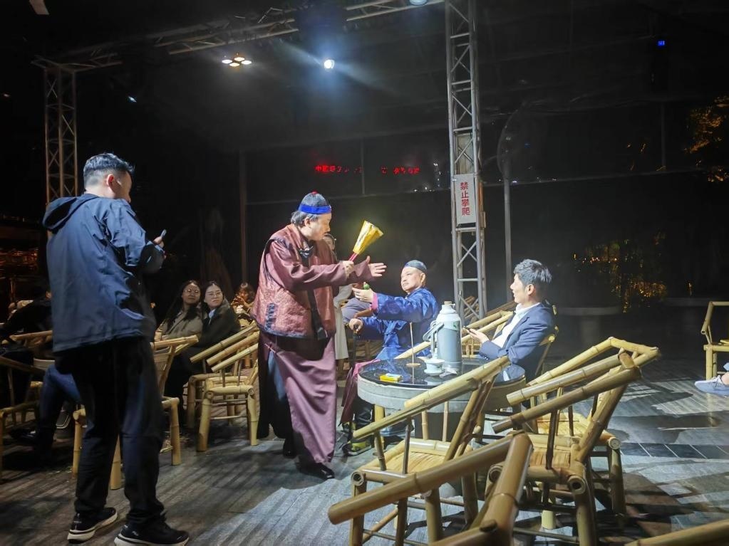 3月24日，《鶴鳴傳奇》在四川省成都市人民公園鶴鳴茶社演出。新華社記者 張海磊 攝