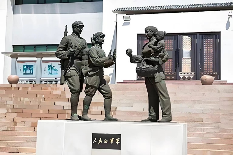 錦州蘋果廉政文化展覽館前的《人民的蘋果》主題雕塑。（由遼沈戰(zhàn)役紀念館供圖）